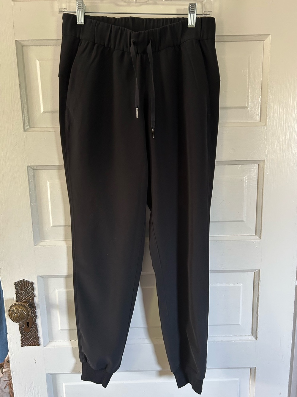 Lululemon Black Women's On The Fly Drawstring Joggers, Pockets.
Size 4